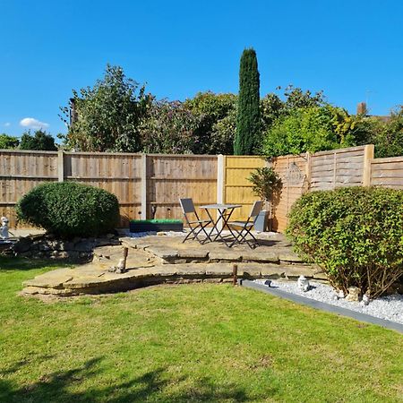 A Bright And Spacious Gem Staines-upon-Thames Екстер'єр фото