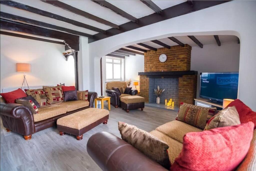 A Bright And Spacious Gem Staines-upon-Thames Екстер'єр фото