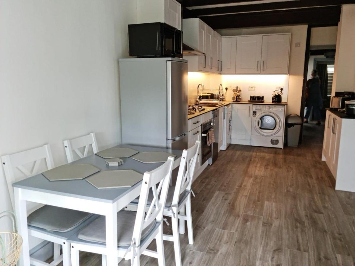 A Bright And Spacious Gem Staines-upon-Thames Екстер'єр фото