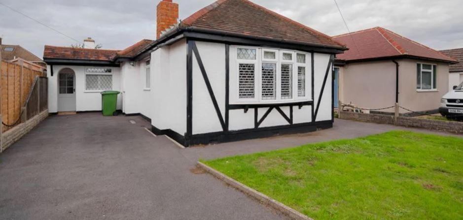 A Bright And Spacious Gem Staines-upon-Thames Екстер'єр фото