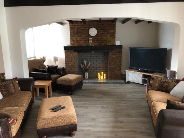 A Bright And Spacious Gem Staines-upon-Thames Екстер'єр фото