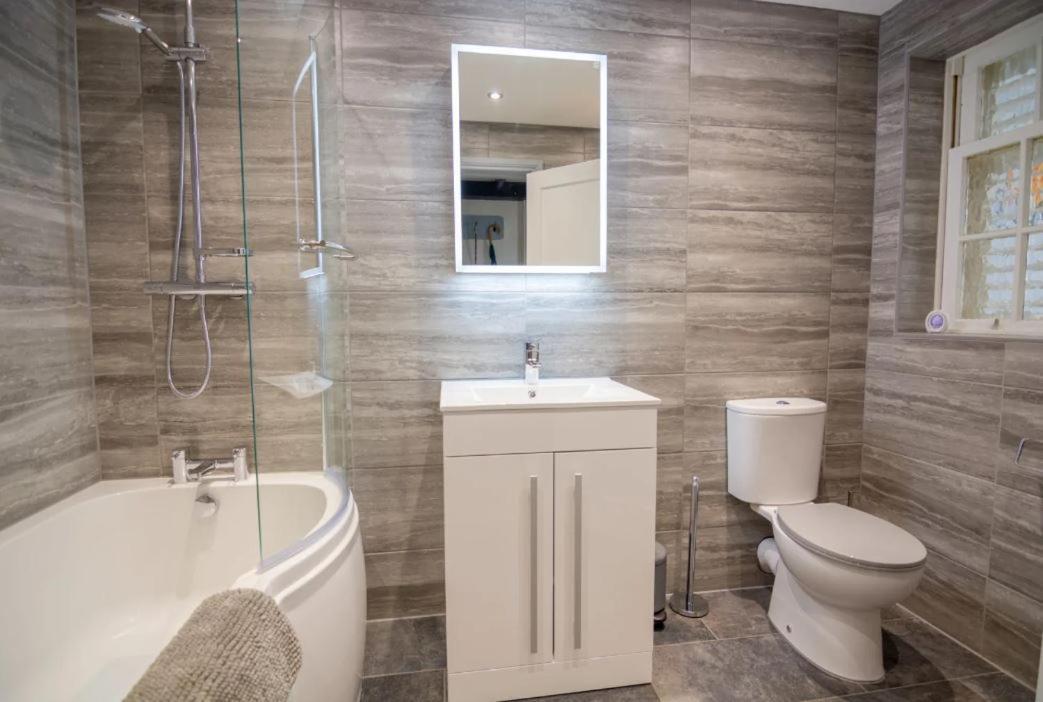 A Bright And Spacious Gem Staines-upon-Thames Екстер'єр фото