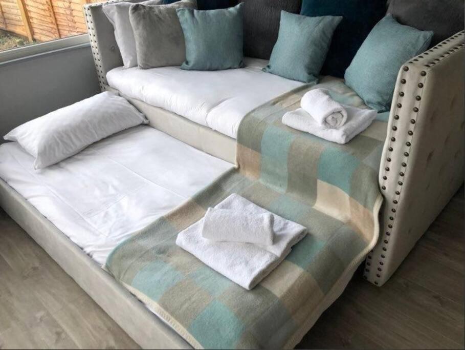 A Bright And Spacious Gem Staines-upon-Thames Екстер'єр фото