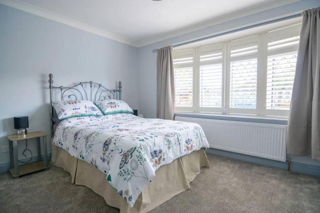 A Bright And Spacious Gem Staines-upon-Thames Екстер'єр фото