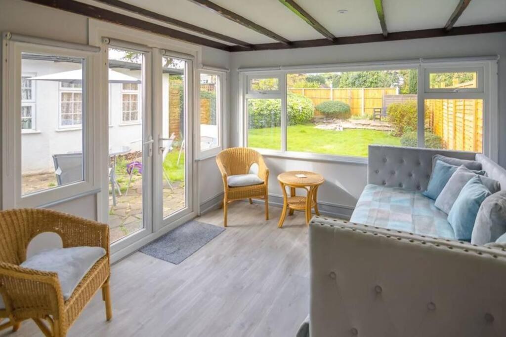 A Bright And Spacious Gem Staines-upon-Thames Екстер'єр фото