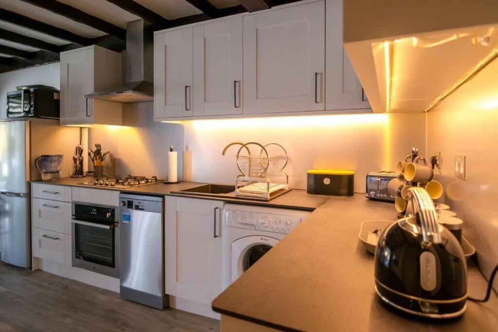 A Bright And Spacious Gem Staines-upon-Thames Екстер'єр фото