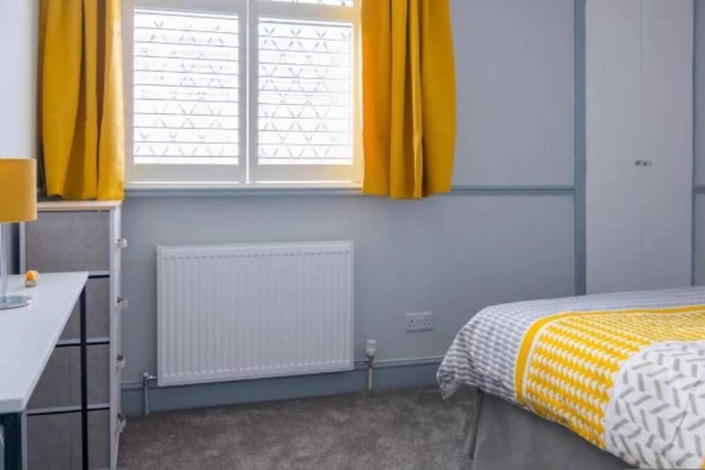 A Bright And Spacious Gem Staines-upon-Thames Екстер'єр фото