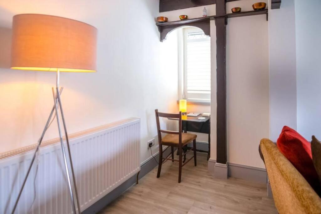 A Bright And Spacious Gem Staines-upon-Thames Екстер'єр фото