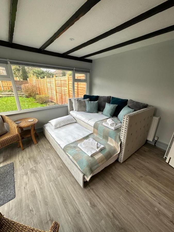 A Bright And Spacious Gem Staines-upon-Thames Екстер'єр фото