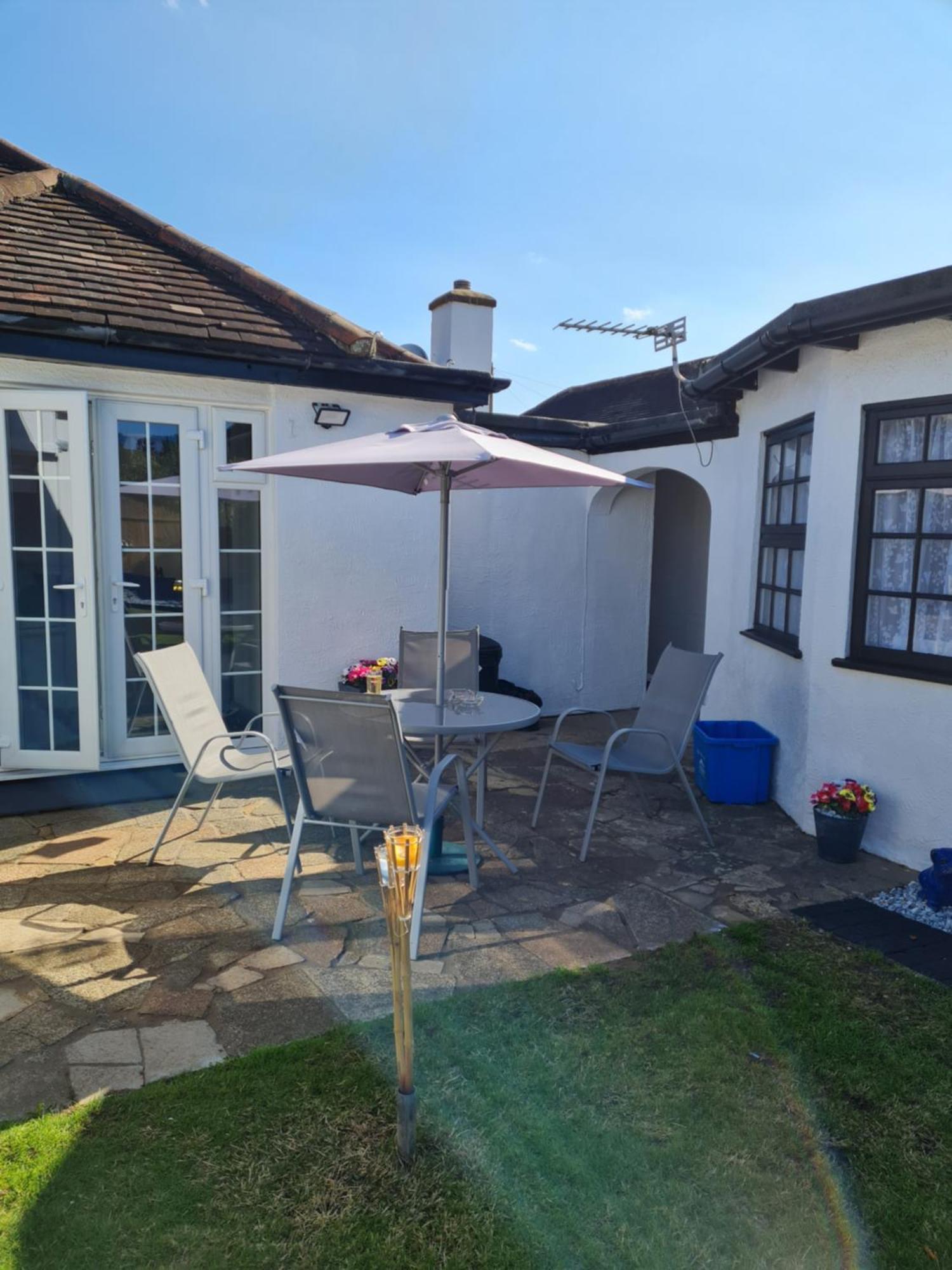 A Bright And Spacious Gem Staines-upon-Thames Екстер'єр фото