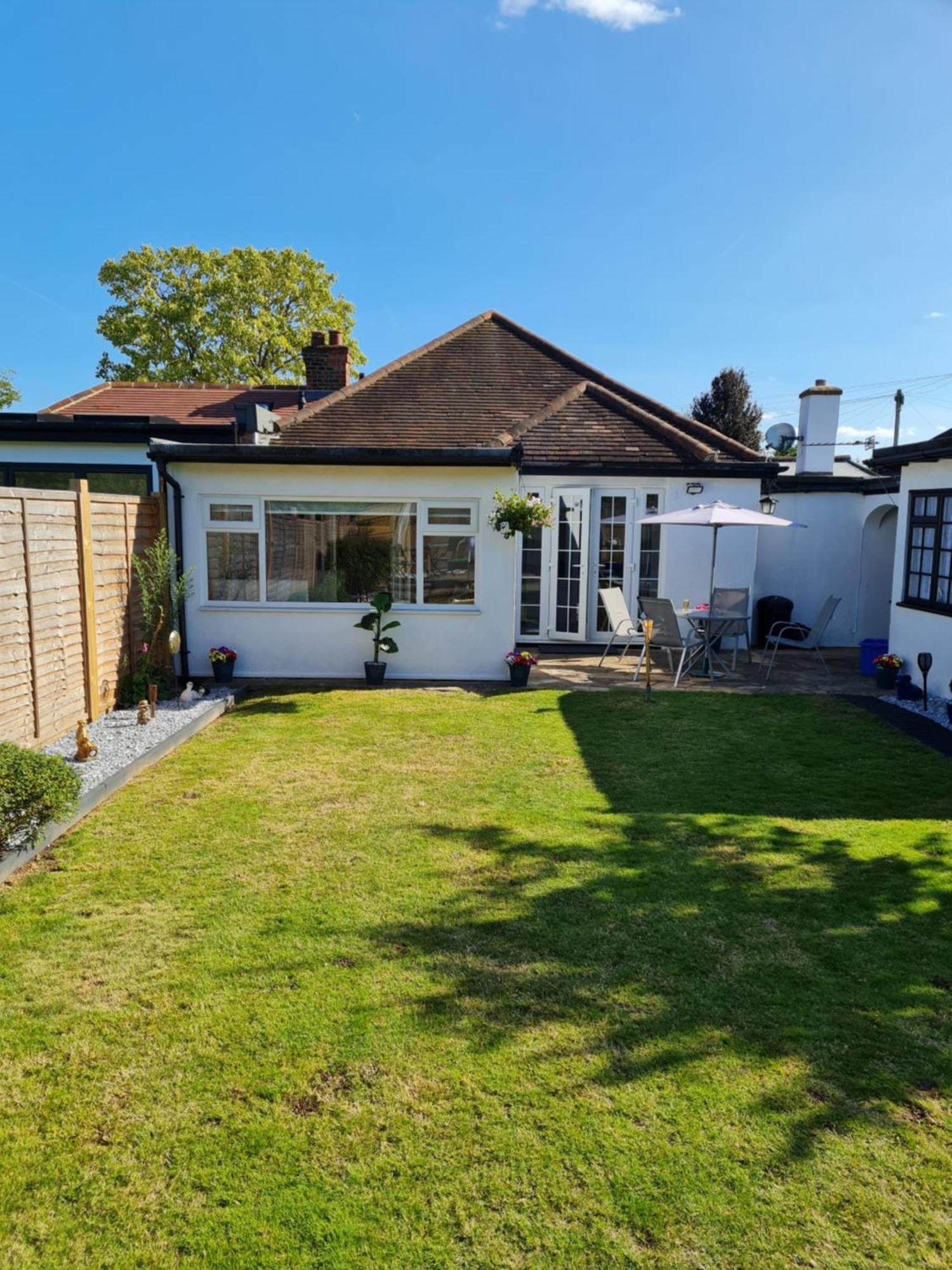 A Bright And Spacious Gem Staines-upon-Thames Екстер'єр фото