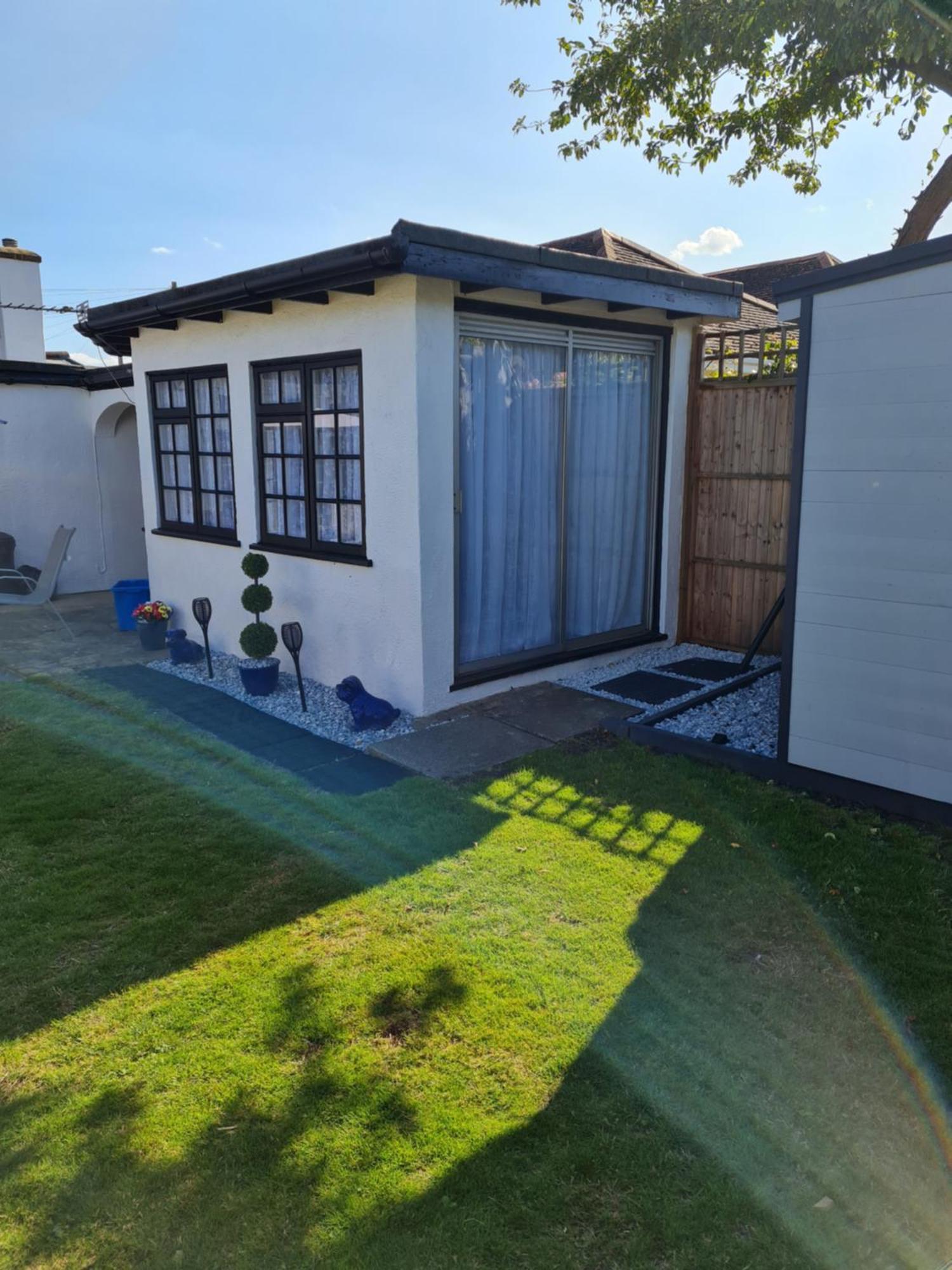 A Bright And Spacious Gem Staines-upon-Thames Екстер'єр фото